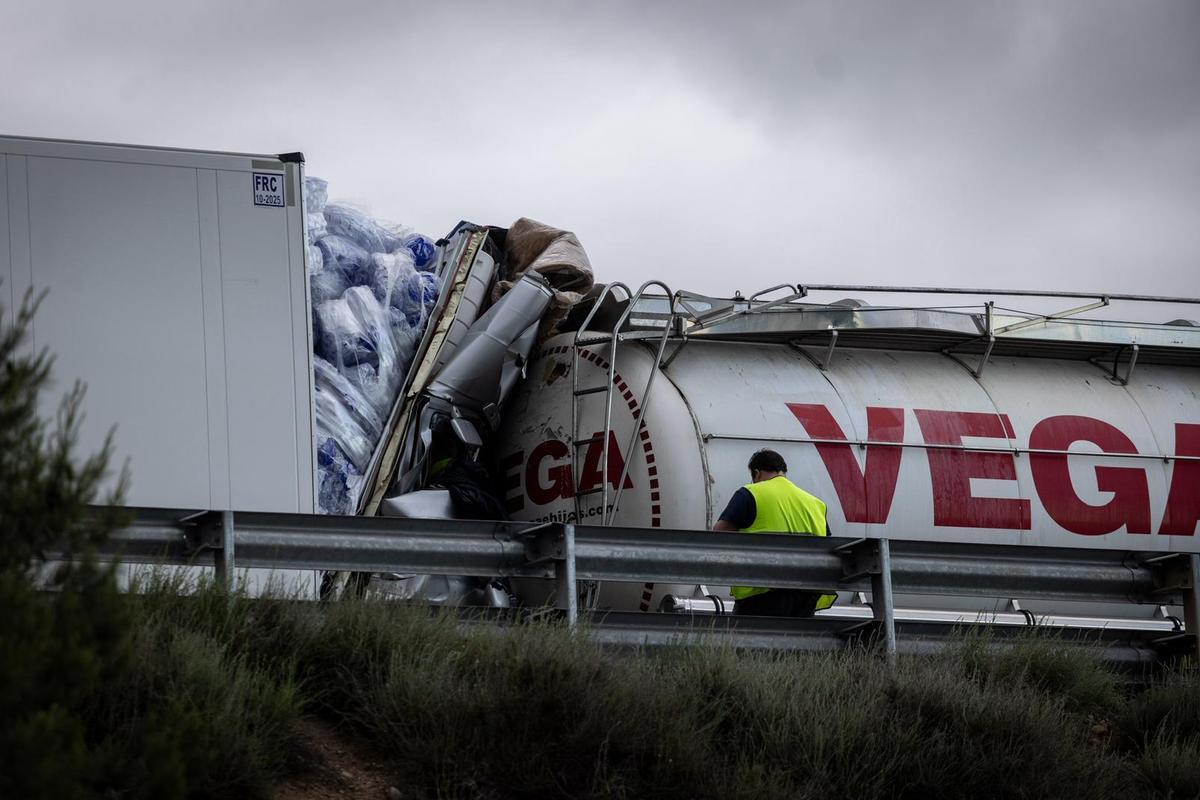 En imágenes | Accidente entre cinco camiones en la A-68 que ha obligado a cortar la autovía En imágenes | Accidente entre cinco camiones en la A-68 que ha obligado a cortar la autovía