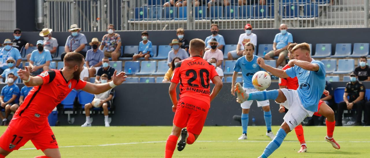 Instante en el que Mateusz Bogusz conecta la volea con pierna derecha que abrió el marcador a los 19 minutos de partido frente al Málaga.