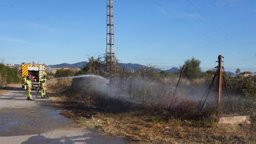 Incendio junto a una ermita y una torre de alta tensión en Castelló