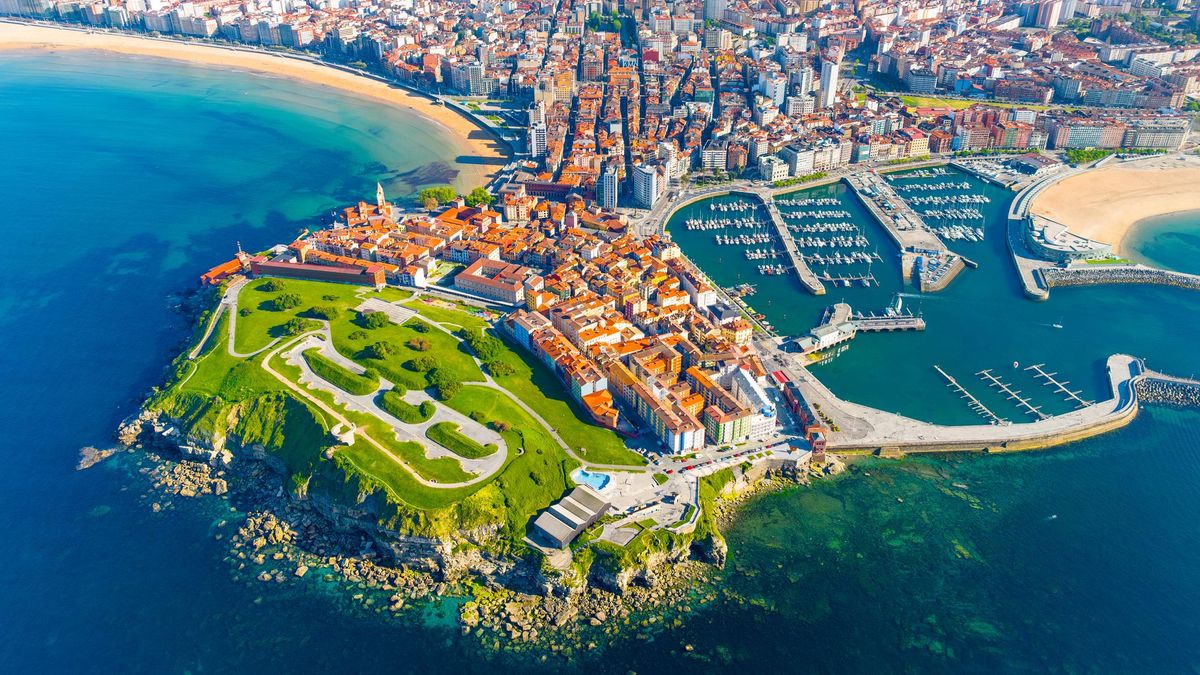 Ambiente surfero, legado romano y una fiesta alrededor de una bebida: La ciudad del norte de España perfecta para verano