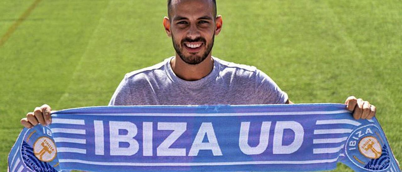 Manu Molina, jugador de la UD Ibiza, posa con una bufanda del club celeste en Can Misses. | M.M.