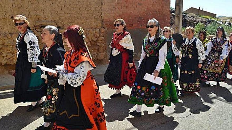 Mujeres de la asociación Lebratos durante el pasacalles.