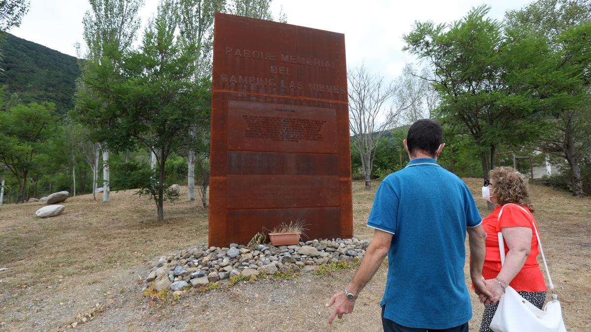 Eloy y Pineda, de Tarragona, ante el monolito con los nombres y la causa de la catástrofe.