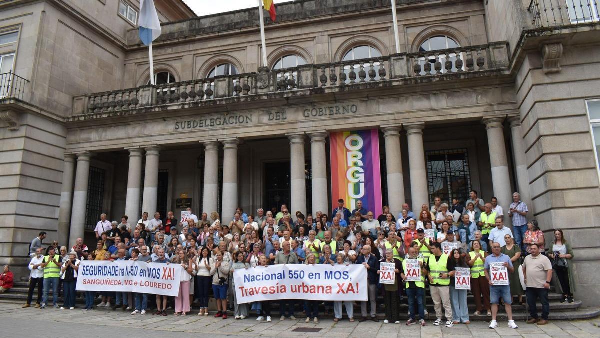 Protesta de los vecinos de Mos, encabezados por su alcaldesa, Nidia Arévalo, ante la Subdelegación del Gobierno en Pontevedra.