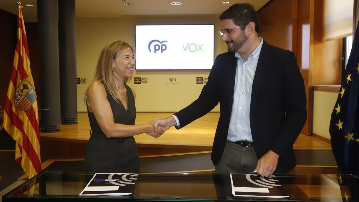 Ana Alós y Alejandro Nolasco firman el acuerdo este viernes.