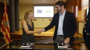 Ana Alós y Alejandro Nolasco firman el acuerdo este viernes.