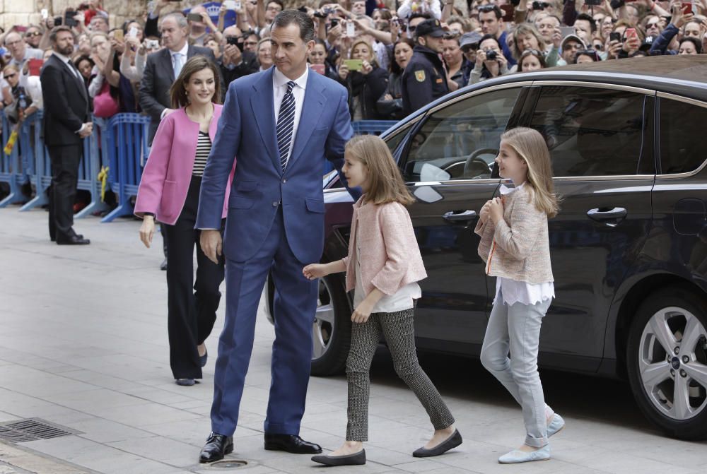 Los Reyes asisten a la misa de Pascua