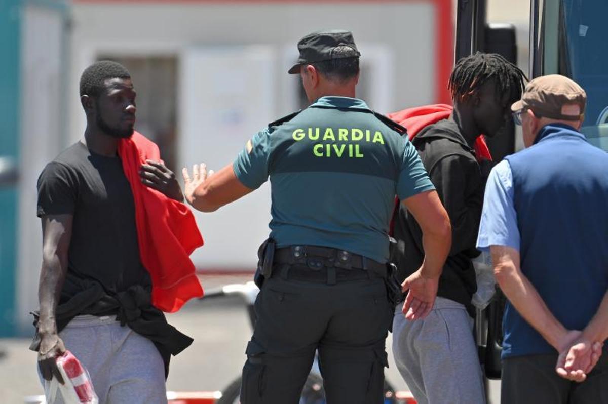 Inmigrantes de un cayuco con 138 personas rescatado por Salvamento Marítimo junto a la isla de El Hierro el pasado 29 de julio.