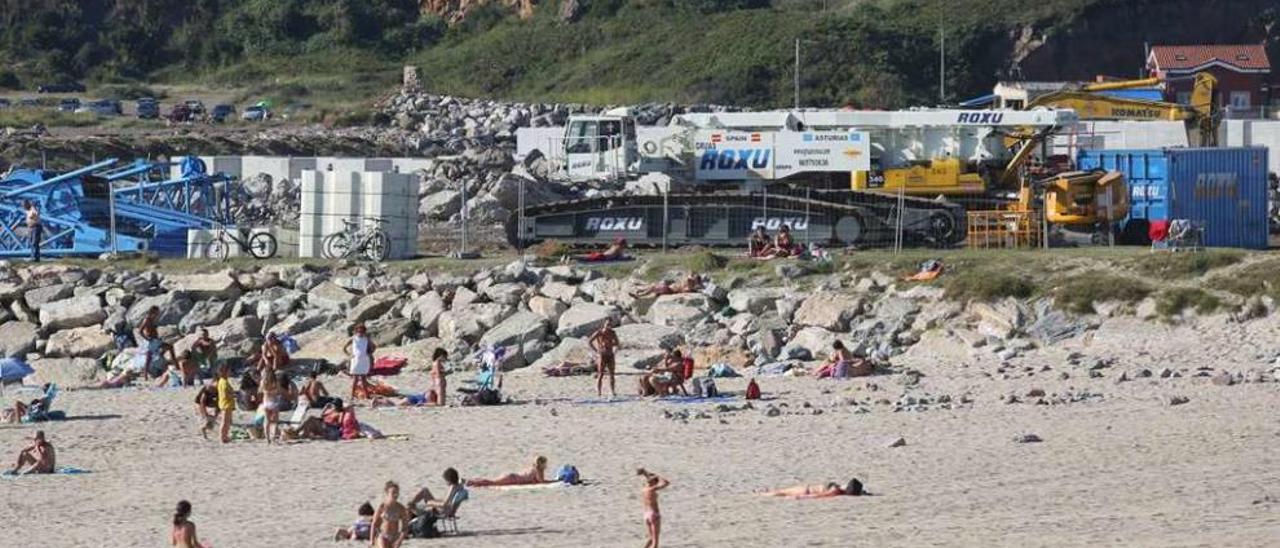 obras de refuerzo del espigón. El dique de San Juan es objeto este verano de unos trabajos de reparación y refuerzo tras los daños que sufrió el espigón por los temporales del invierno de 2014. ricardo solís