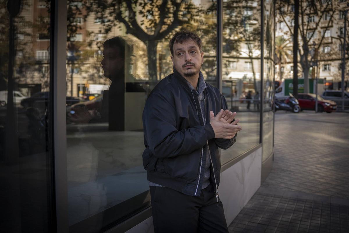 Barcelona. 3 de diciembre del 2025. Fotos al humorista Marc Sarrats, colaborador del programa, Està passant, i coautor de la serie de 3Cat, El creador d'influencers, que presentará en el Teatre Borràs el espectáculo de stand-up, Vaques flaques. Fotos de Sandra Roman