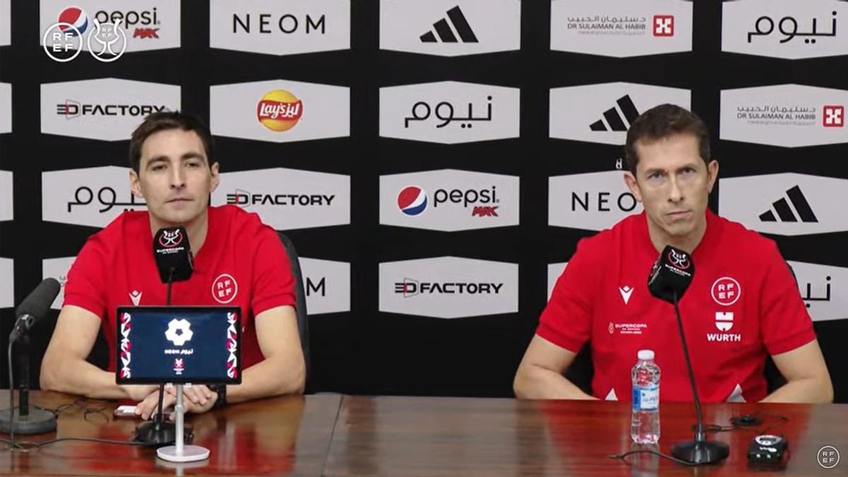 Los árbitros José Luis González González y Ricardo de Burgos Bengoetxea explican cómo preparan la final de la Supercopa de España