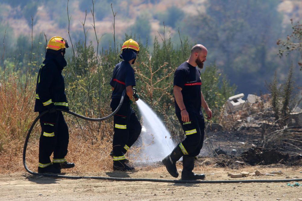 Un incendio en Torremolinos corta la A-7 y colapsa la MA-20