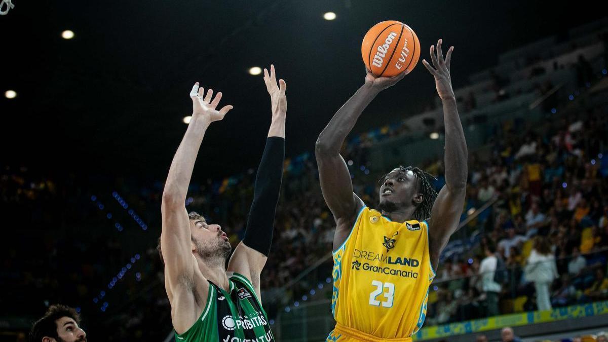 Kur Kuath se eleva para ejecutar un lanzamiento en presencia de Ante Tomic, en el Arena.