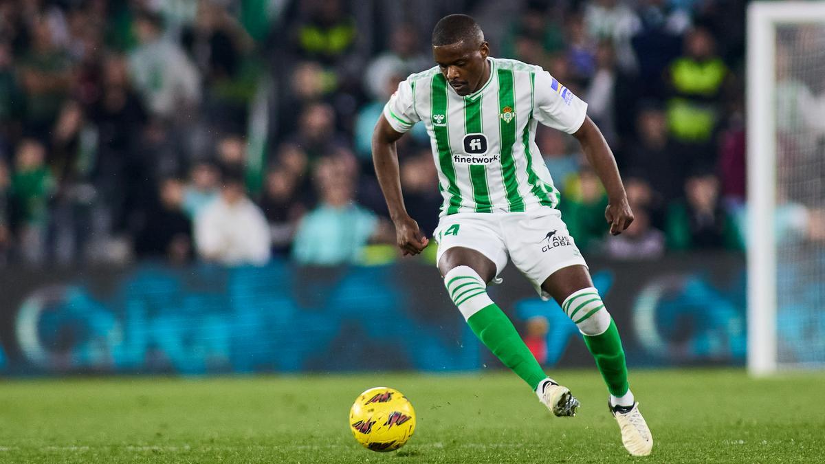 William Carvalho del Real Betis en acción durante el partido de fútbol de la liga española, La Liga EA Sports, jugado entre el Real Betis y el Getafe CF en el estadio Benito Villamarín el 4 de febrero de 2024, en Sevilla, España.