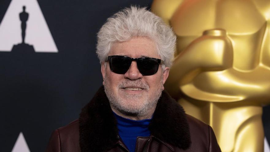 Almodóvar posa en Beverly Hills.