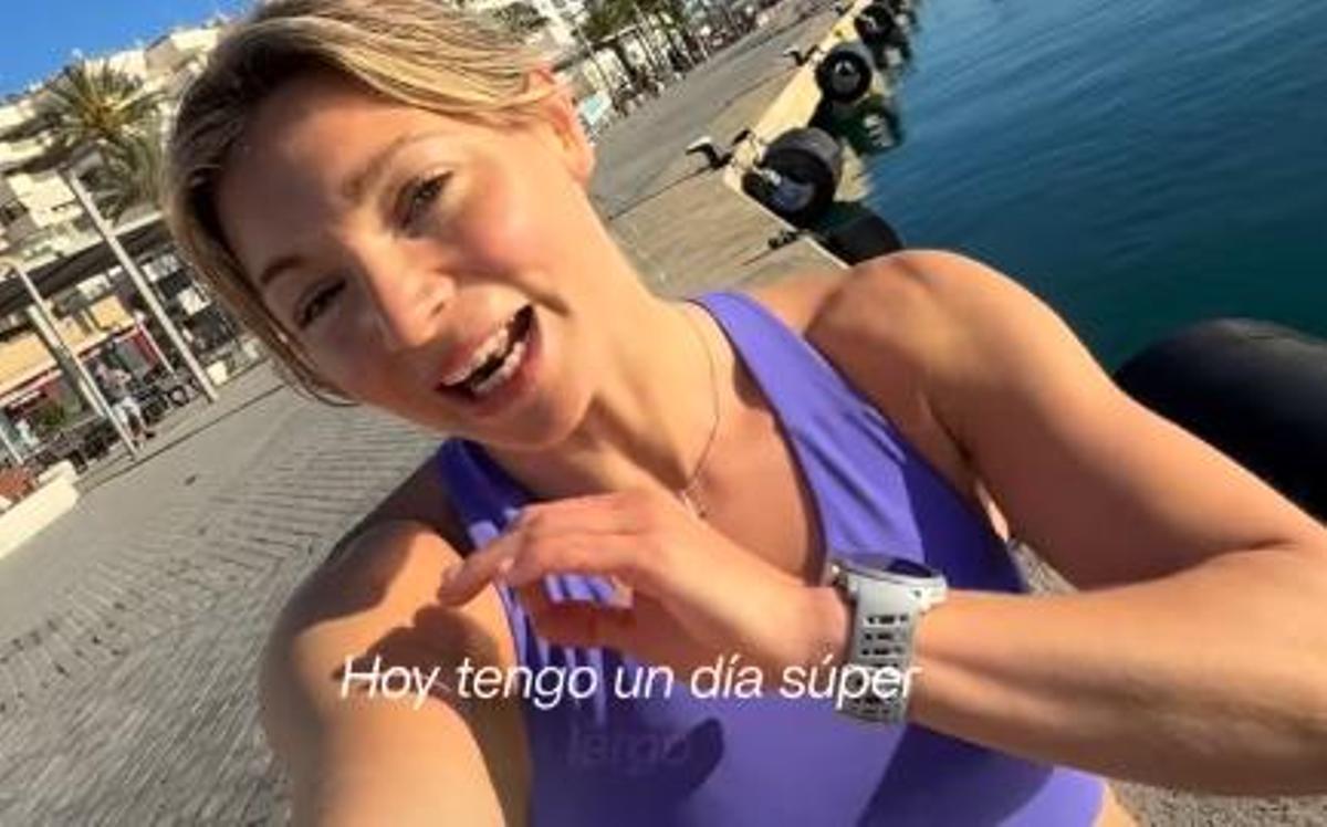 La piloto Savina Paul en el puerto de Ibiza