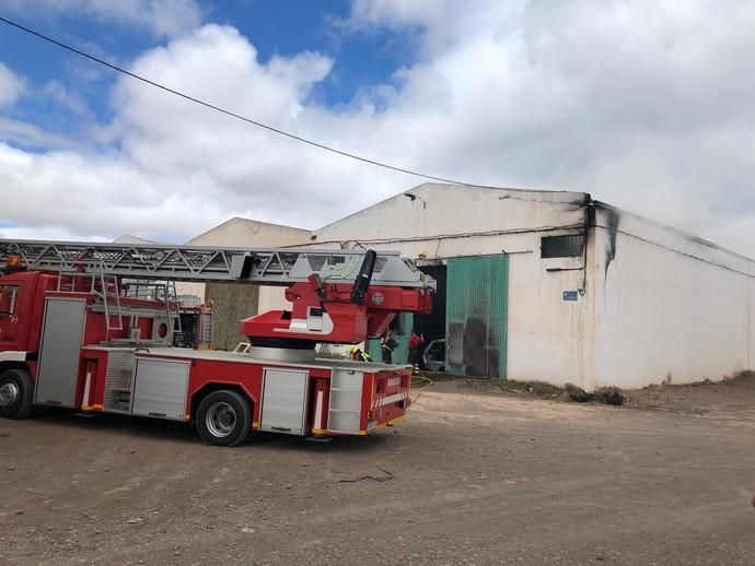 Un incendio calcina nueve coches en una nave de desguace en Arrecife