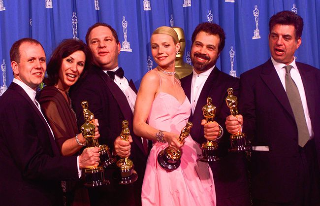 Gwyneth Paltrow junto a Harvey Weinstein (segundo desde la izquierda)