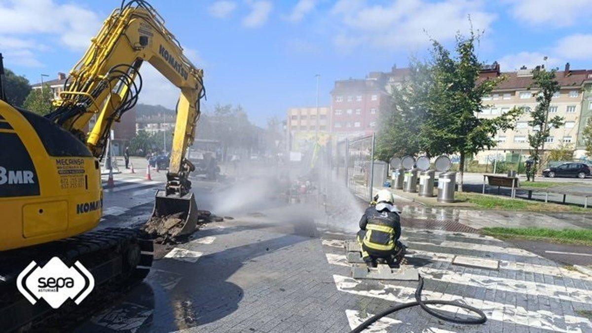 Los bomberos actuando en una fuga.