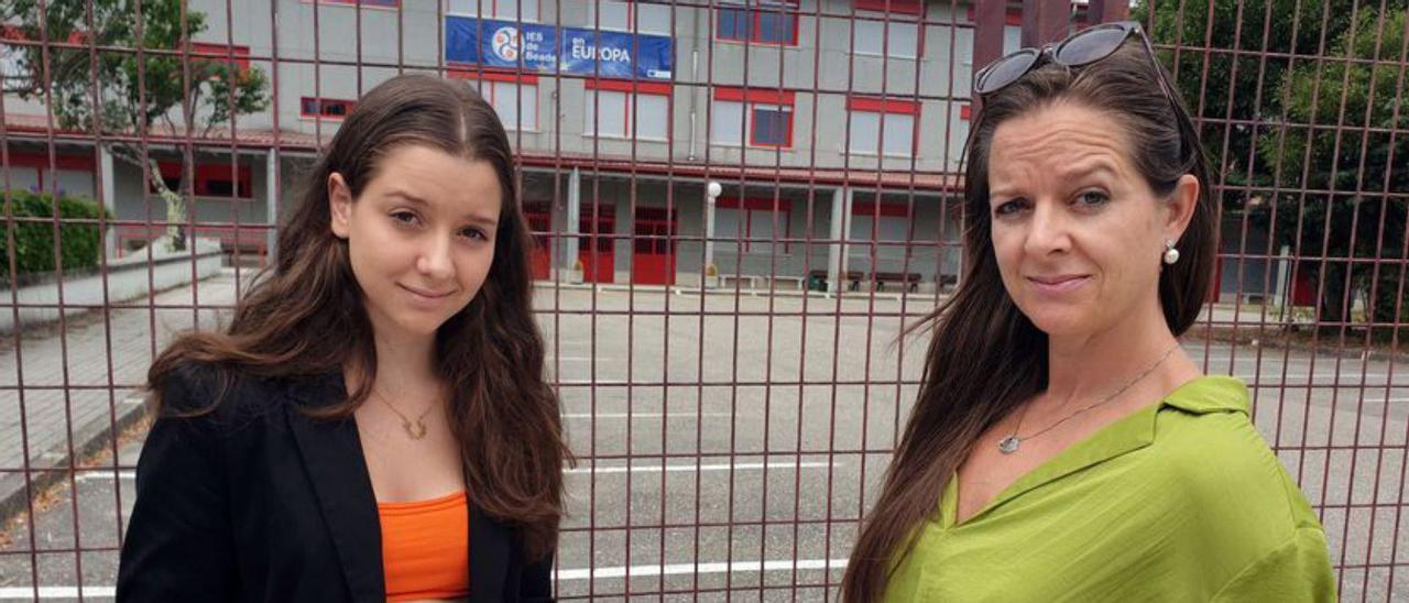 Raquel Méndez y Mari Carmen Reinoso, ante el IES de Beade.