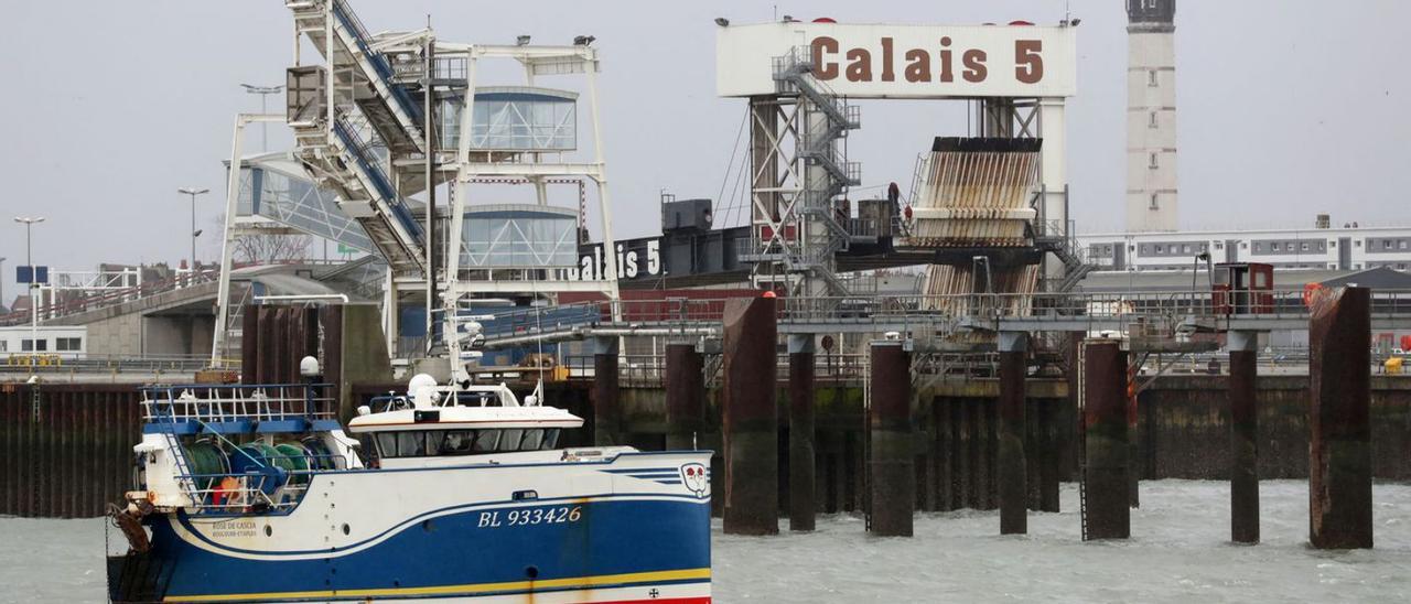 Un barco francés en el bloqueo de Calais en protesta por las licencias que niega Londres. | PASCAL ROSSIGNOL