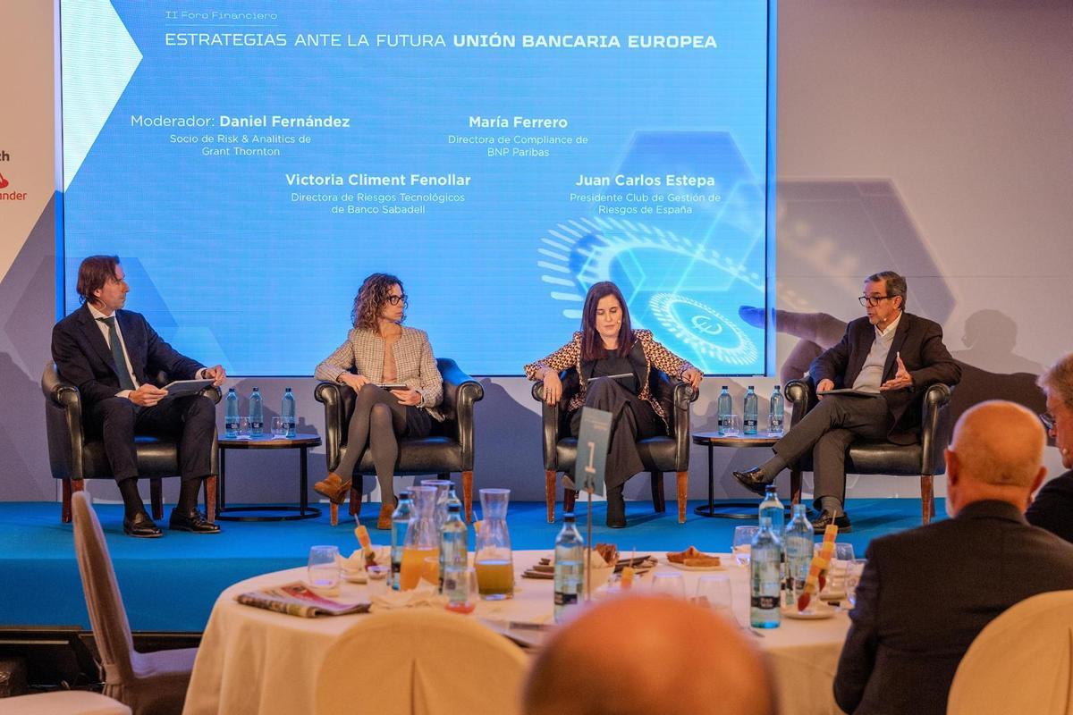De izquierda a derecha, Daniel Méndez, socio de Risk & Analitics de Grant Thornton; Victoria Climent Fenollar, directora de Riesgos Tecnológicos de Banco Sabadell; María Ferrero, directora de Compliance de BNP Paribas, y Juan Carlos Estepa, presidente del Club de Gestión de Riesgos de España.