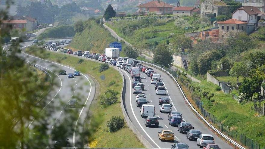 Los atascos se extendían unos cinco kilómetros desde el puente de Rande hacia Pontevedra. // Gustavo Santos