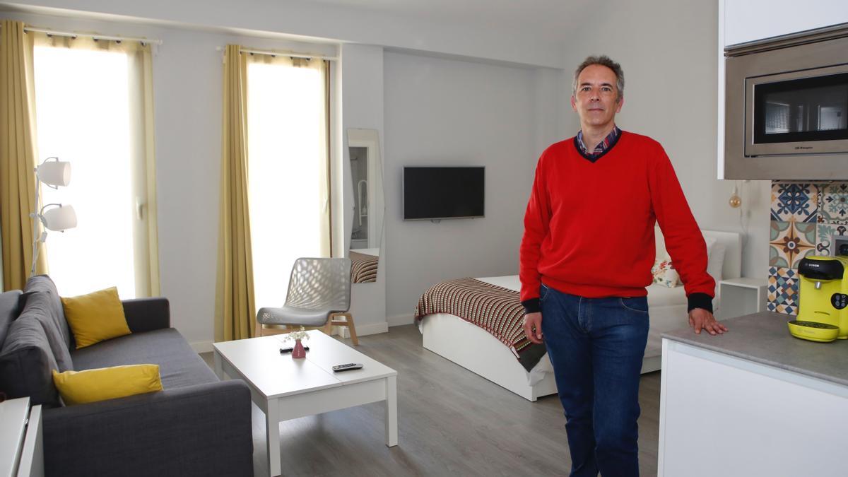 Ramón Villegas, en sus apartamentos de la calle Manríquez.