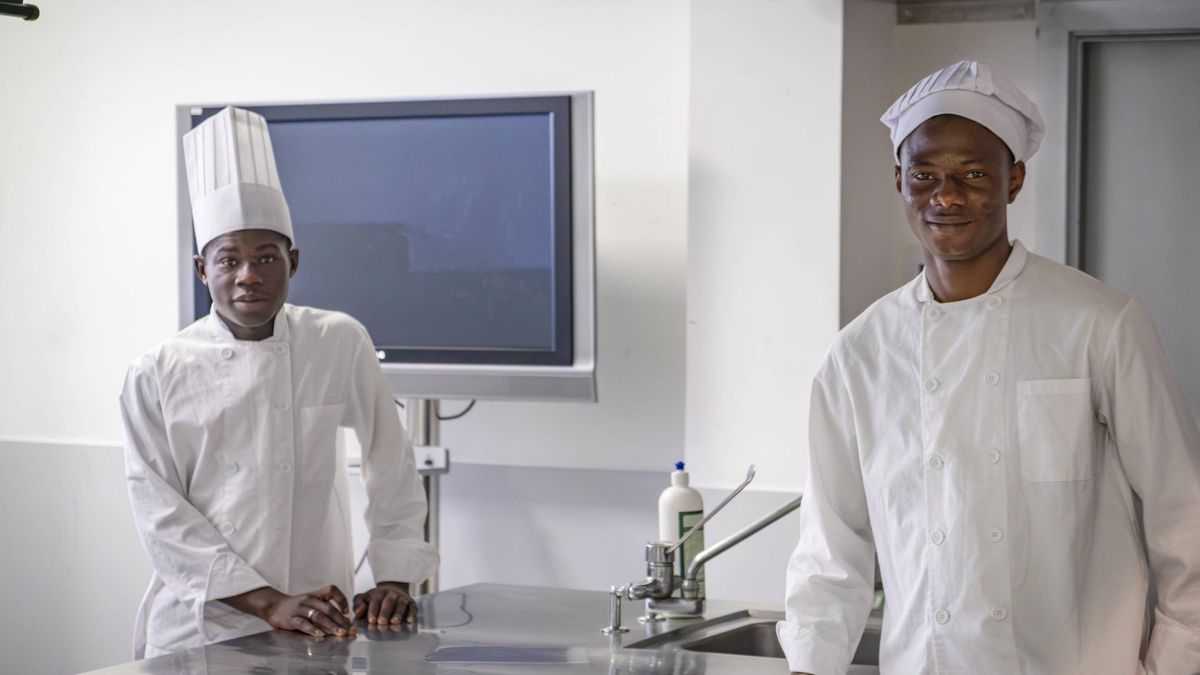 Saido y Moussa preparándose para la demostración en el Mercado de Abastos.