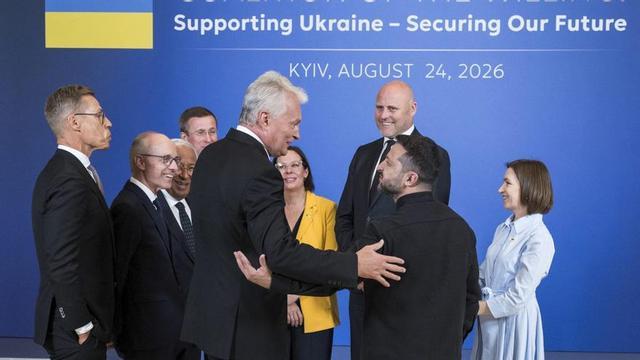 Dirigents de Finlàndia, Luxemburg, Lituània, Suècia, Letònia i Moldàvia saluden el president ucraïnès, Volodímir Zelenski, ahir a Kíiv. | MAXYM MARUSENKO / EFE