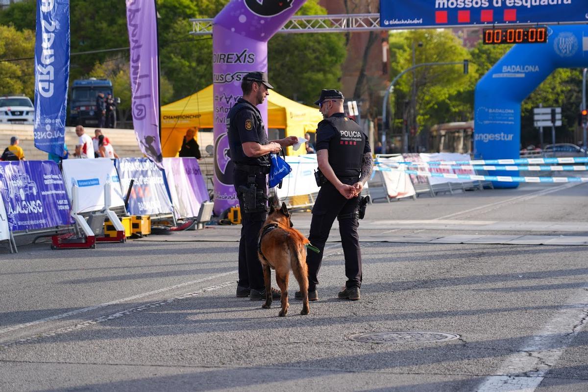 Dos policías en la edición de 2025 de la carrera solidaria