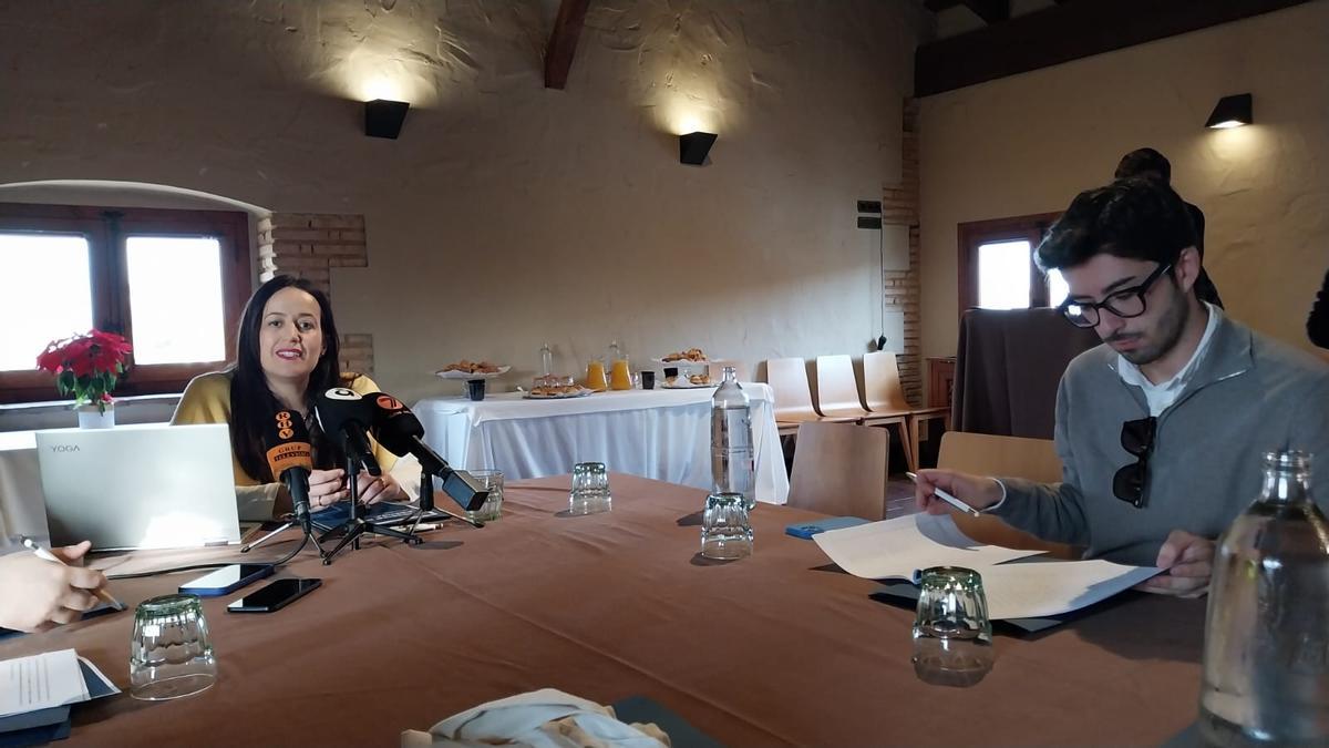 La alcaldesa Lorena Silvent, durante el desayuno informativo.,