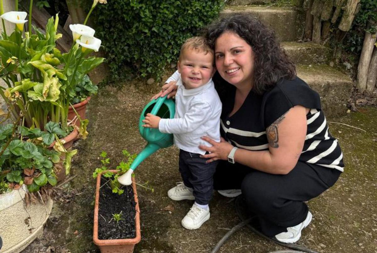 Diana Díaz con Rodrigo, en Gijón.