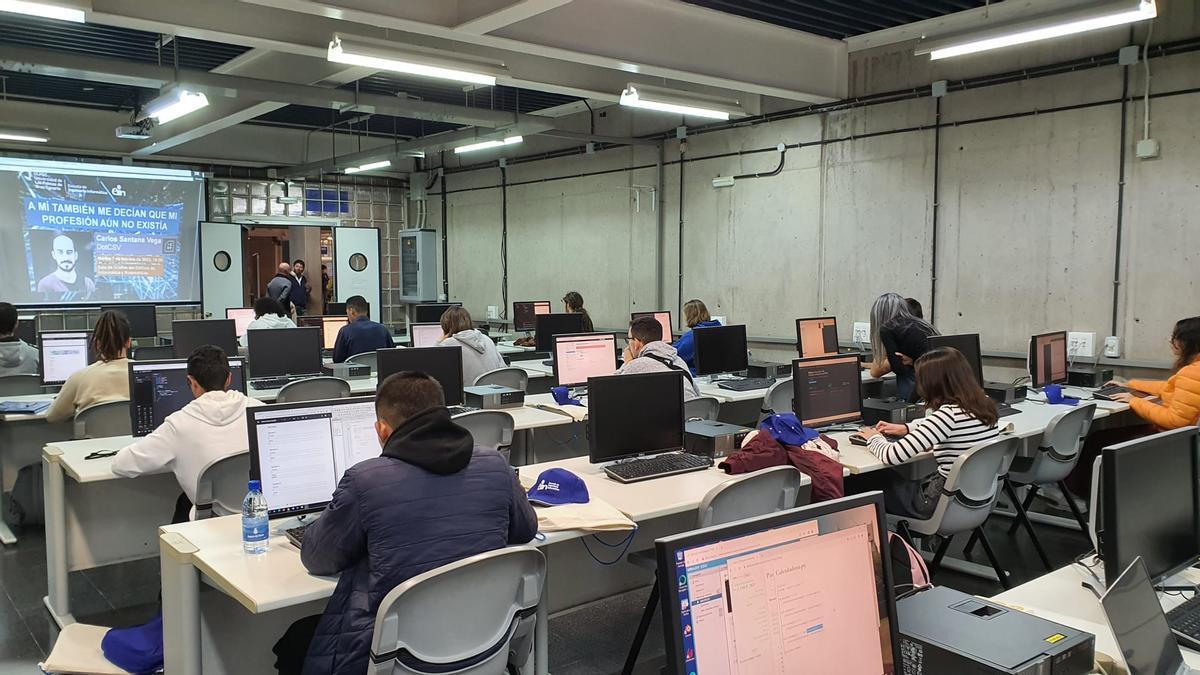 El alumnado aspirante durante la competición provincial de la Olimpiada de Informática en la Escuela de Ingeniería Informática de la ULPGC.