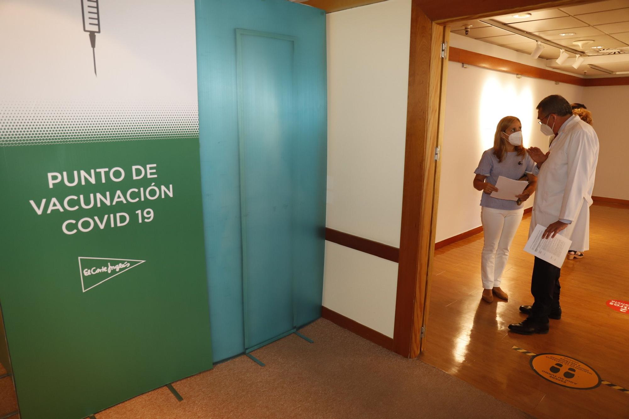 Vacunación contra el covid a la plantilla de El Corte Inglés en Málaga