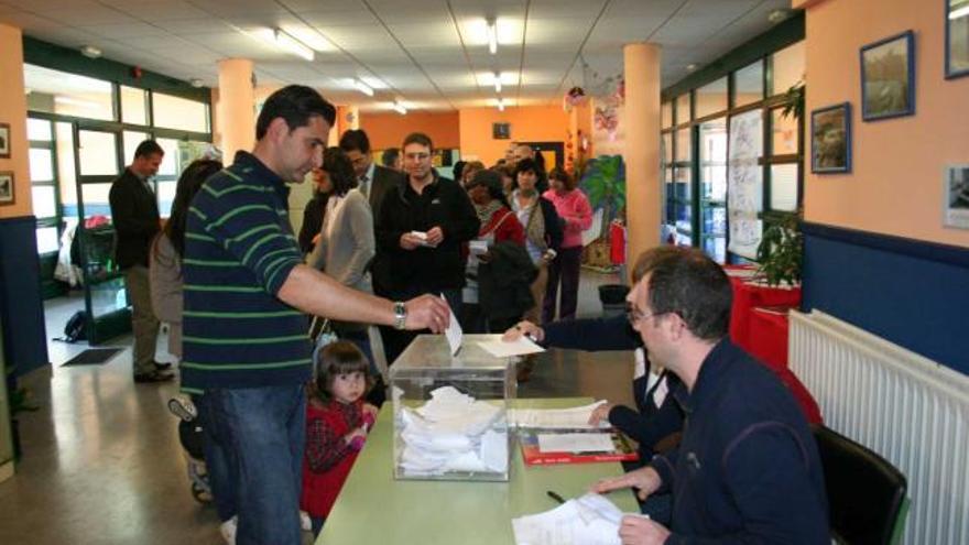 Un grupo de padres vota en el referéndum, ayer, en el colegio público de La Fresneda.