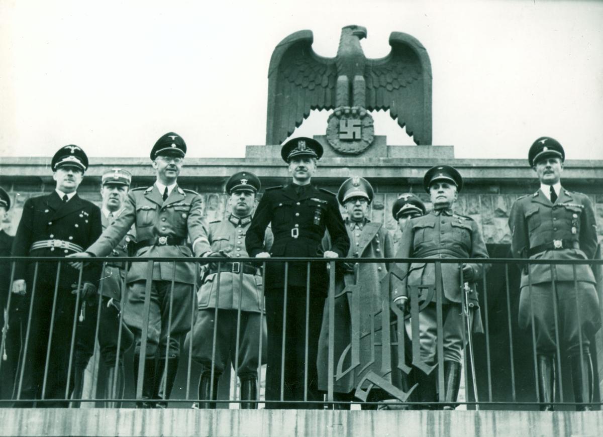 En el centro de la imagen, Ramón Serrano Suñer en Berlín. A su izquierda, Heinrich Himmler.