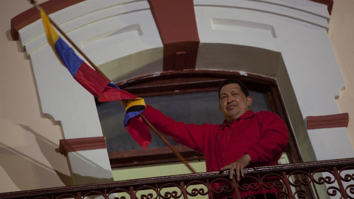 Hugo Chávez, en el balcón del palacio de Miraflores, en Caracas.