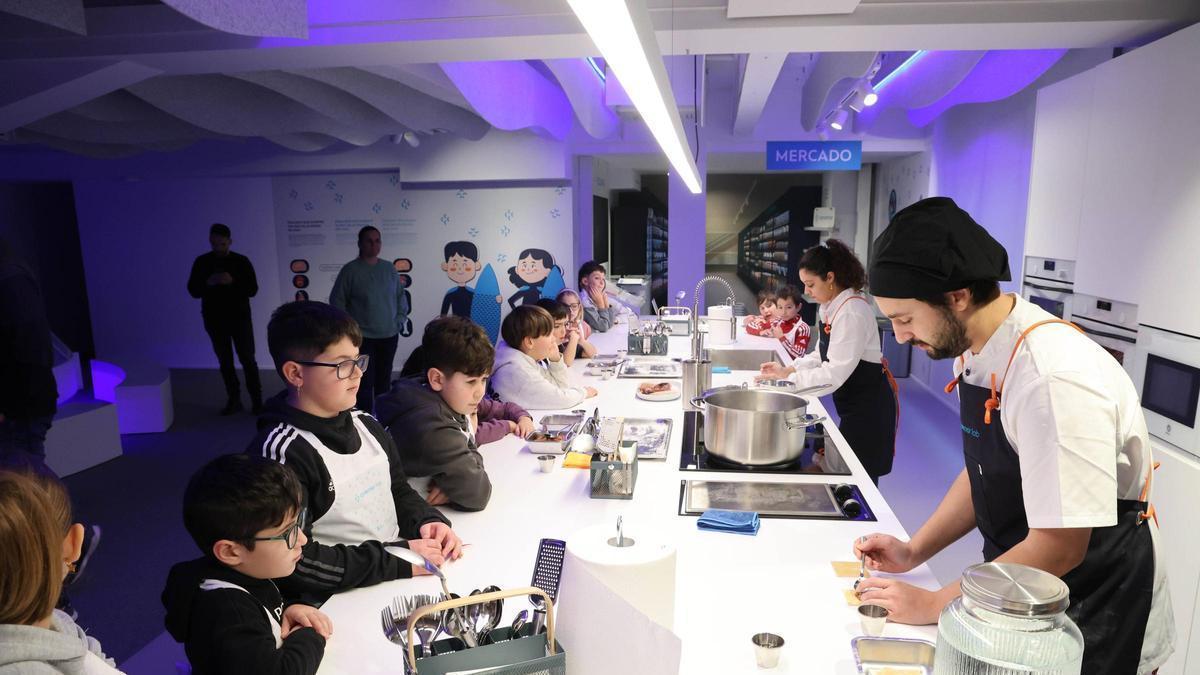 Los alumnos en la zona de cocina de Conxemar Lab, el aula educativa inaugurada por Conxemar