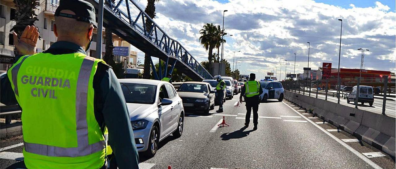 Un control de la Guardia Civil en la provincia, en una imagen de archivo. |