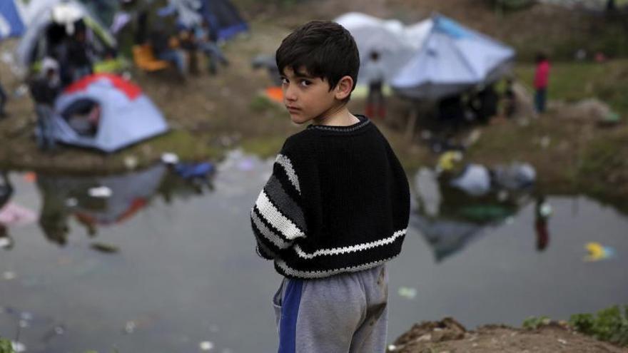 Un niño sirio en el campamento de refugiados en Idomeni.