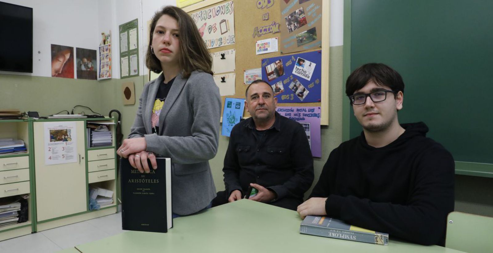 Sylvia Sánchez, el profesor Pablo Huerga e Iyán Fernández, ayer.