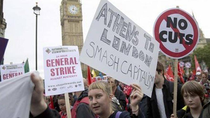 Miles de británicos salen a las calles de Londres para protestar contra los recortes