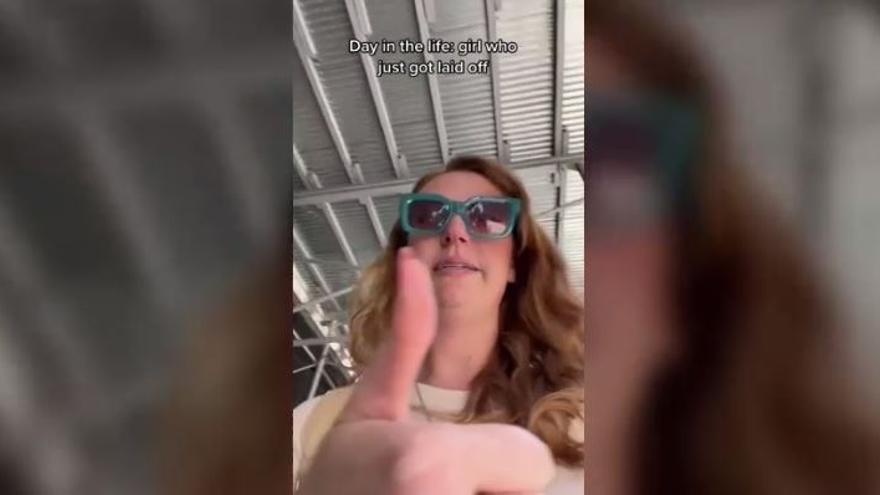 Graba en Tiktok su día a día en el trabajo y es despedida antes de llegar a casa