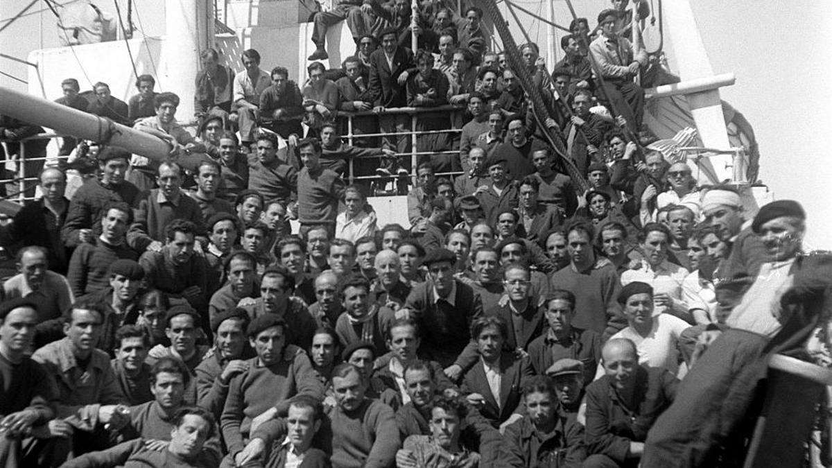 Españoles en el 'Semíramis' volviendo a España en 1954 tras ser liberados en la URSS