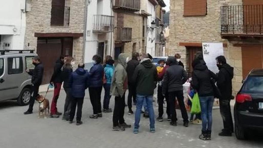 Vecinos de toda la comarca se han acercado a la plaça del Pou de Cinctorres.