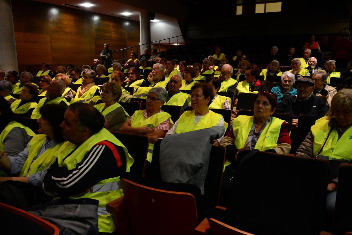 La jornada de prevención de atropellos entre personas mayores contó con más de 70 asistentes en el Centro Social do Mar de Bueu.