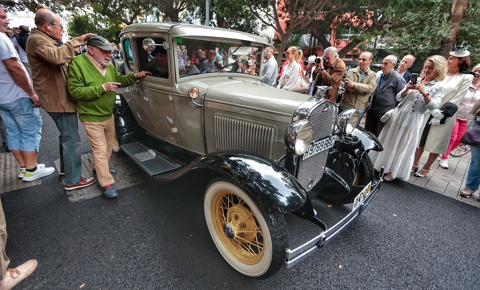 Exhibición de coches antiguos en el Carnaval de Santa Cruz de Tenerife