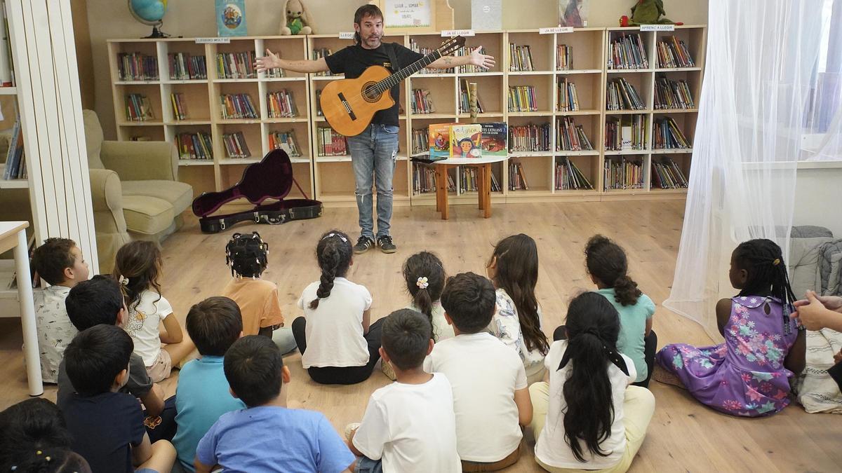 El músic Cesc Freixas fa un taller musical amb alumnes de l'escola Àgora de Girona.