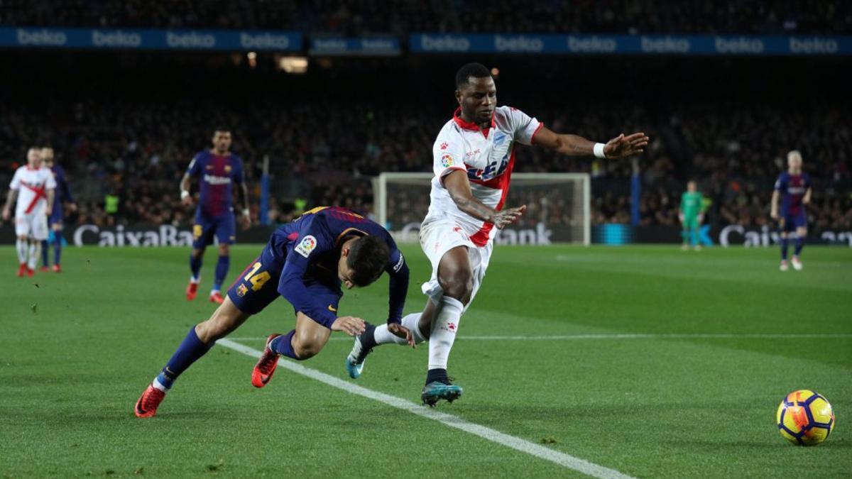 Wakaso disputa un balón con Coutinho en el Camp Nou